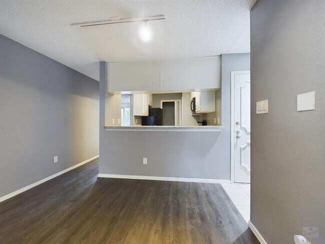 Building Photo - 806 W 24th St