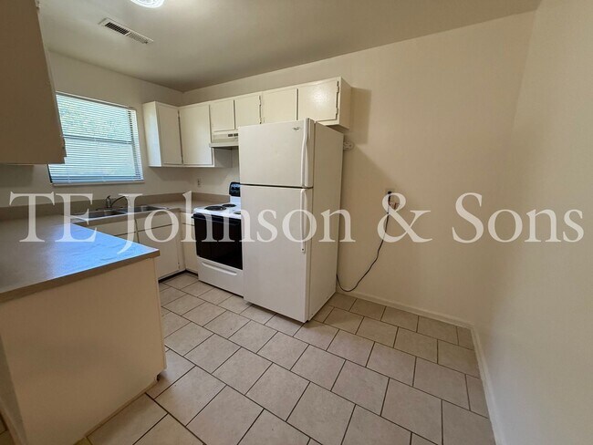Building Photo - 2 Bedroom Utilities INCLUDED