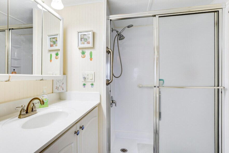 Building Photo - 670 N Green Cir