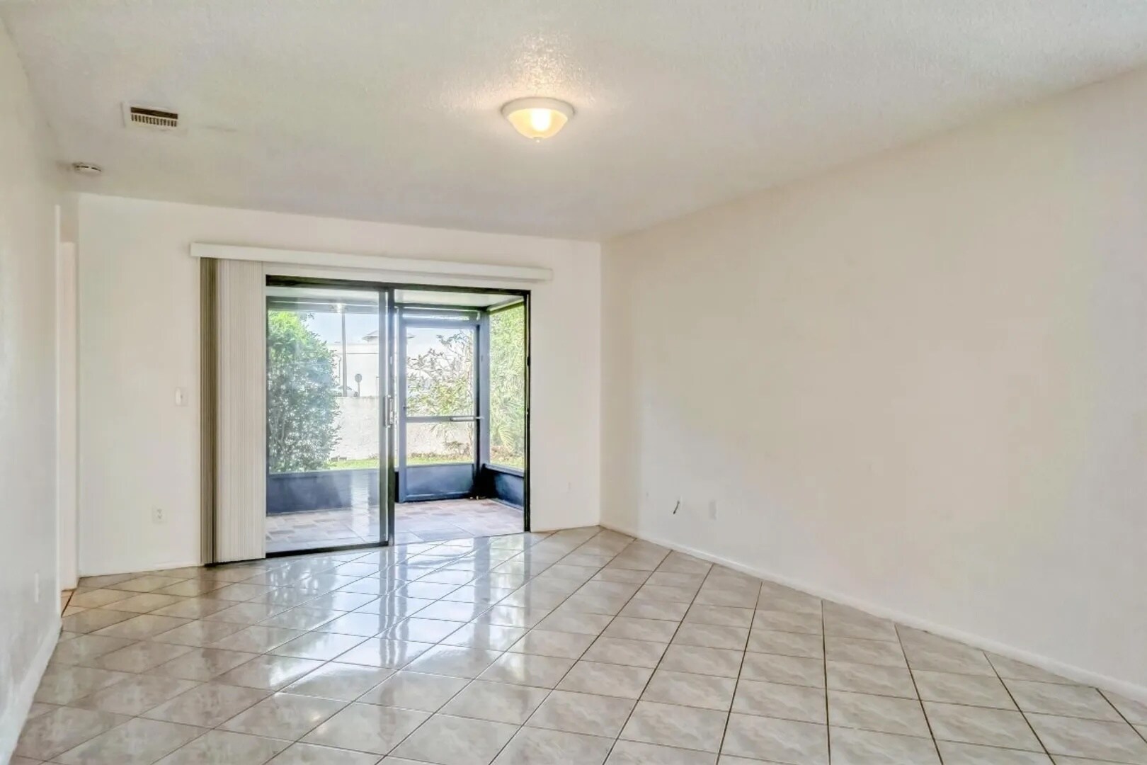 Building Photo - 273 SW Sterret Cir