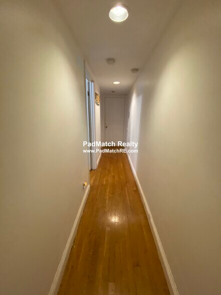 Building Photo - 208 Kelton St