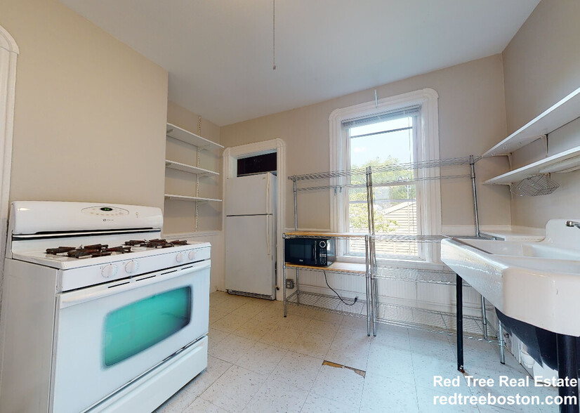 apt 3 - 560 Green St