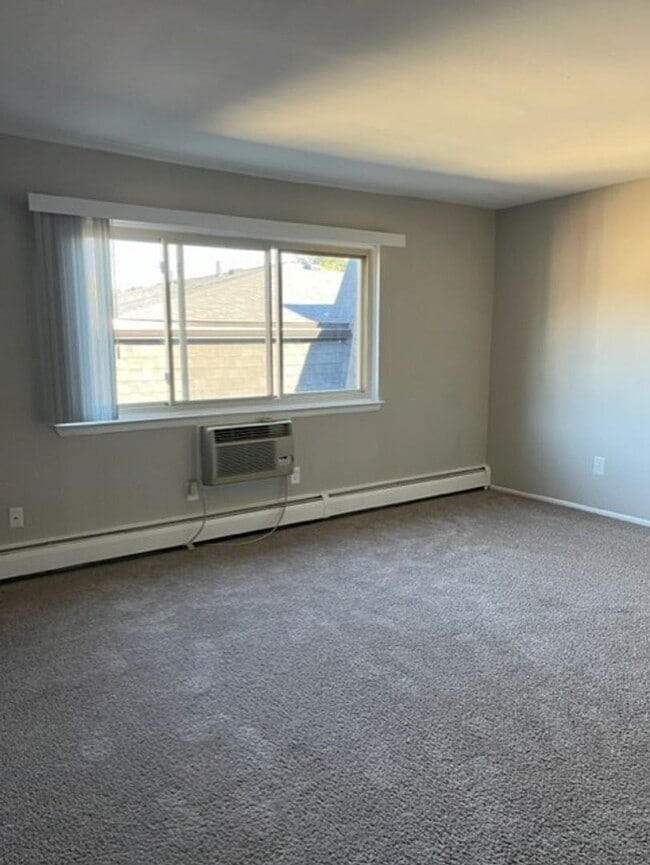 Building Photo - Charming 1 bedroom/1 bathroom apartment ne...
