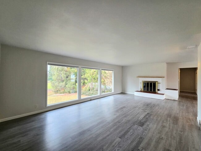 Building Photo - 4 Bed, 2 Bath -- Newly Renovated -- Home on Wenatchee Golf & Country Club's 16th Fairway**