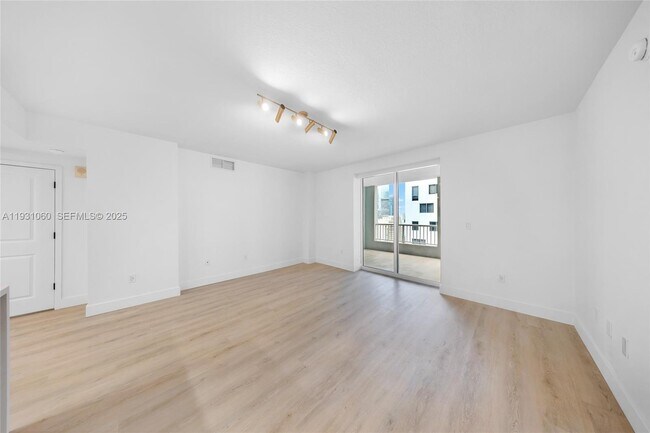 Building Photo - 170 SE 14th St