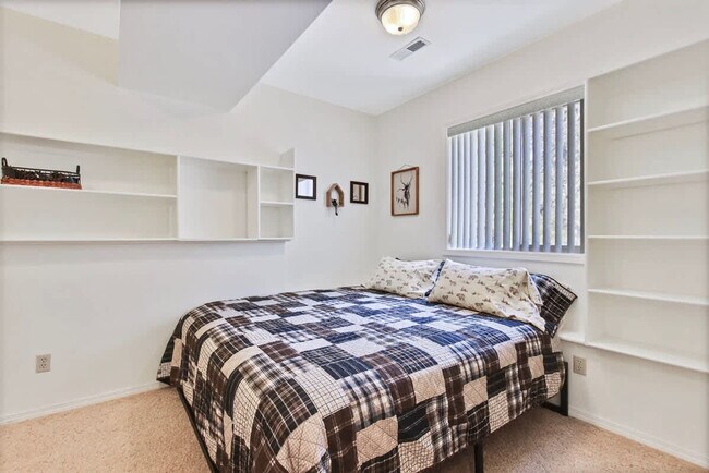 Building Photo - 1496 Pine Ridge Dr