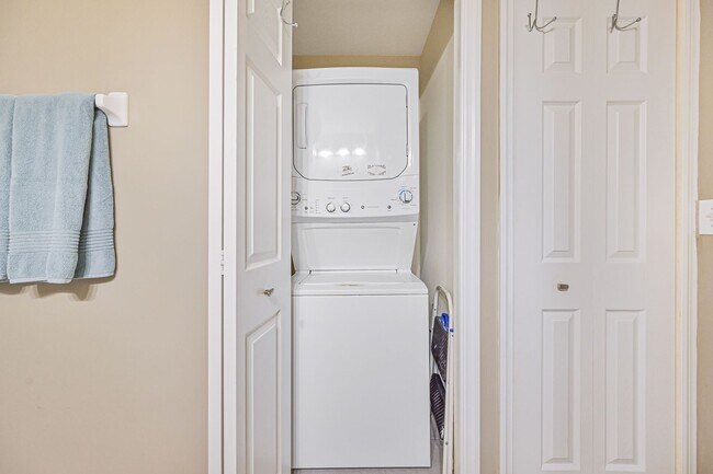 Building Photo - **Annual Lease -  Naples 2/2Furnished Cond...