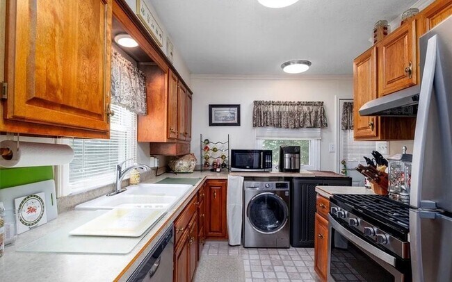 Building Photo - 3 Bedroom Ranch - Available Now