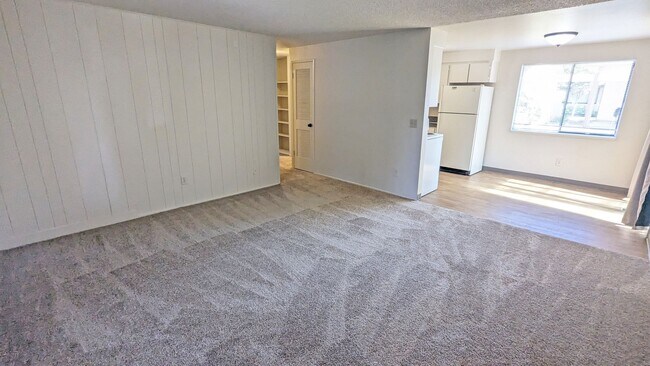 Building Photo - 2 bedroom 1 bath duplex
