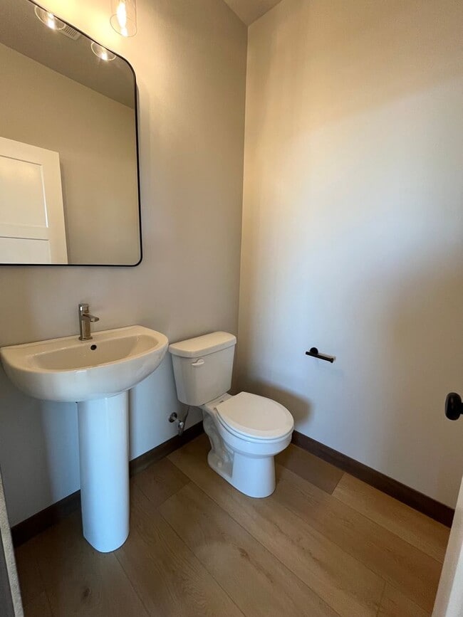 Building Photo - Newly Built 4 Bed/2.5 Bath Townhome in Aspen Ridge!