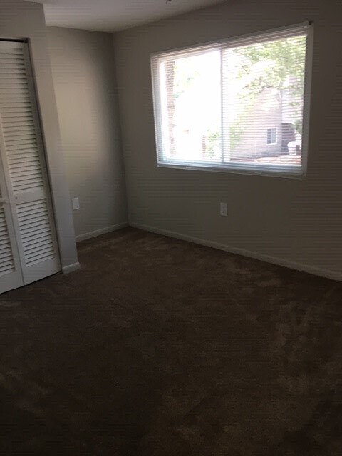 Building Photo - Oakwood Square Townhomes