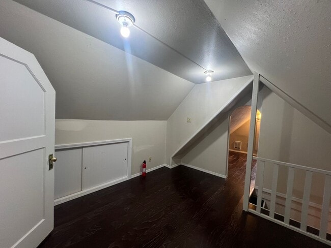 Building Photo - 4 bedroom 1 bath house - Lakeway neighborhood