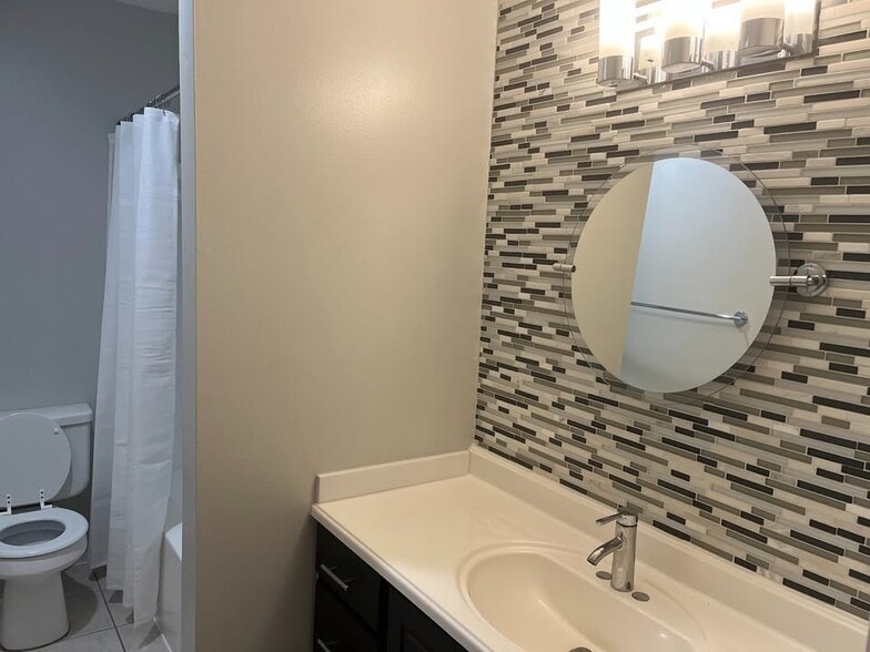 Building Photo - 619 Varsity Dr