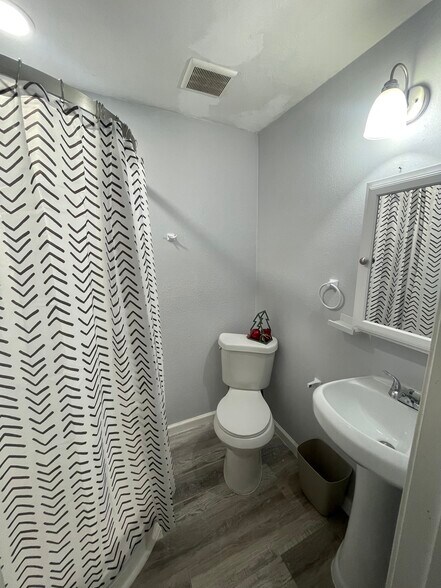 Building Photo - 208 E Magnolia St