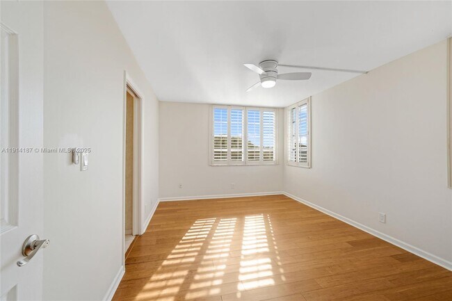 Building Photo - 1811 Sabal Palm Dr