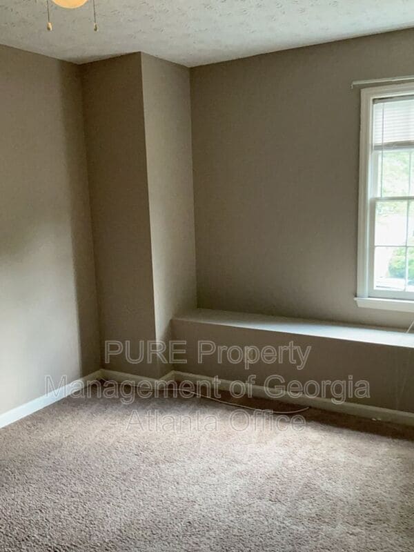 Building Photo - 743 Helga Dr NE