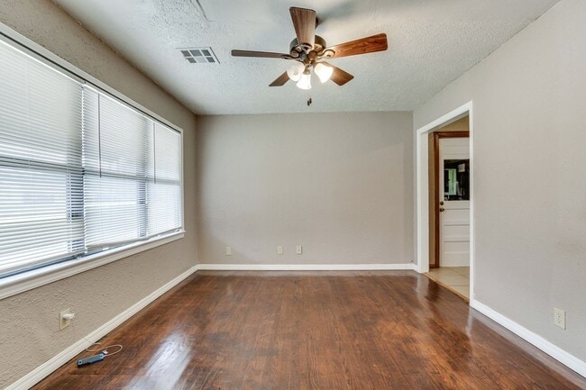 Building Photo - Charming 2-Bedroom Home with Original Hard...