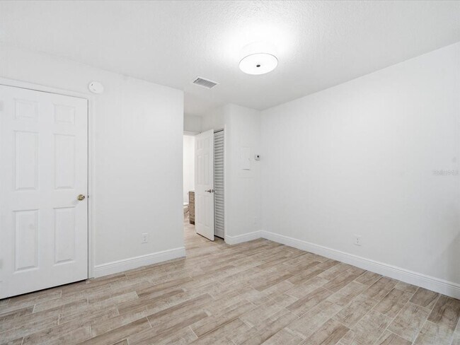Building Photo - 15446 E Pond Woods Dr