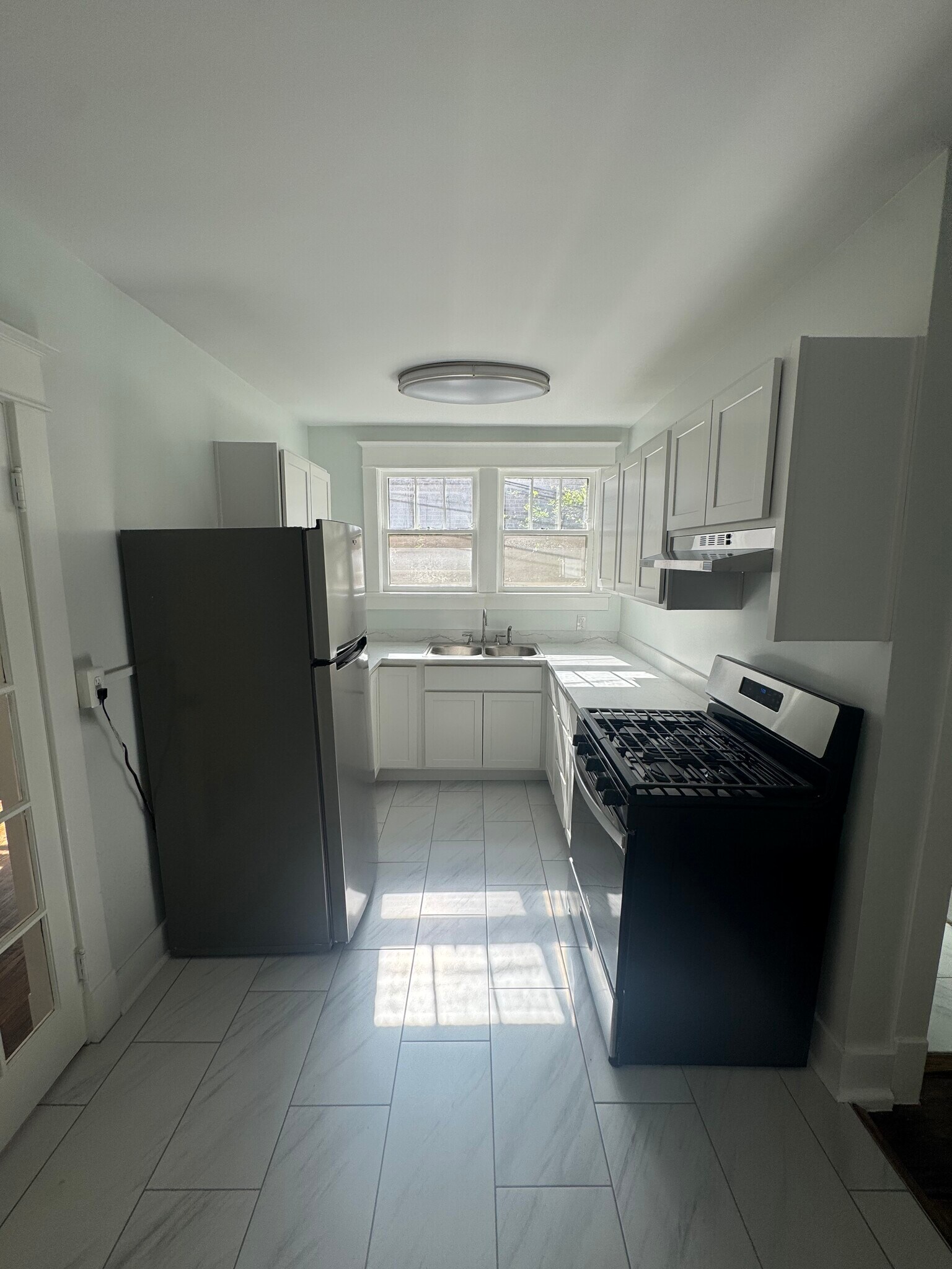 Fully renovated kitchen: new floor tile, stainless steel appliances, cabinets, and countertops - 1333 Castlewood Ave