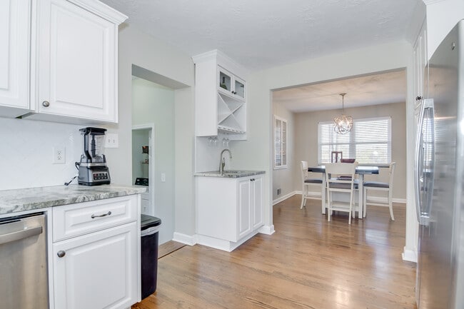 Building Photo - 2426 Brentwood Pl