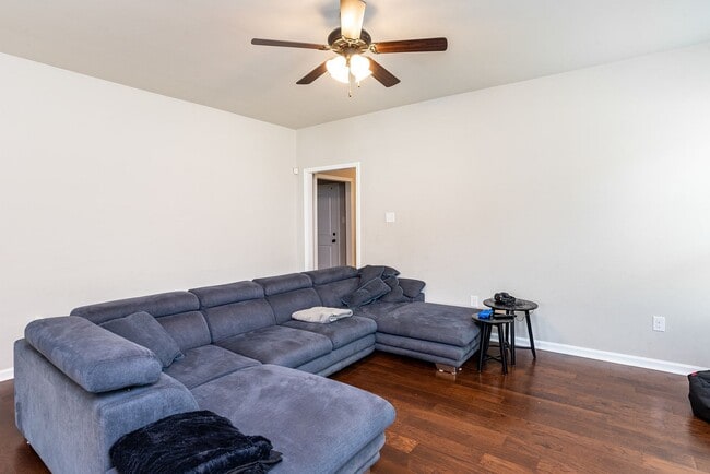 Building Photo - 4 Bedroom 2.5 Bath in Victoria Meadows