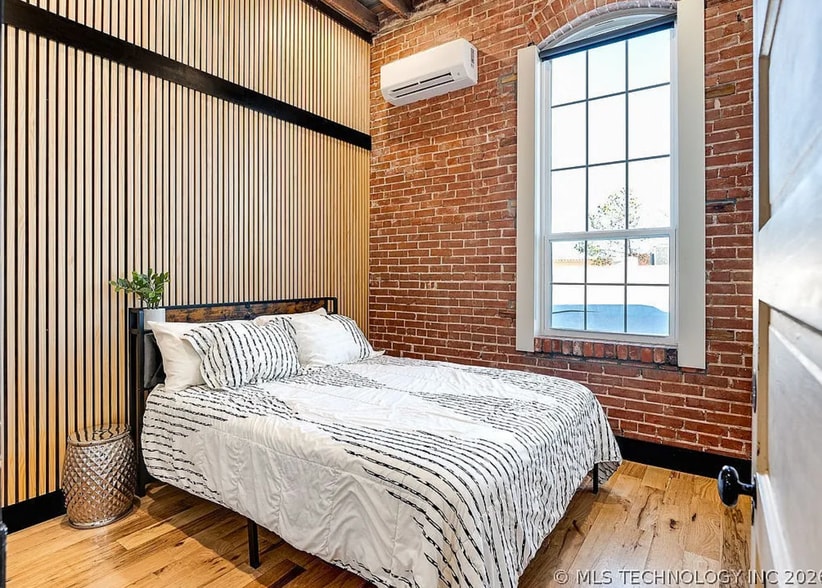 Building Photo - 118 E Main St