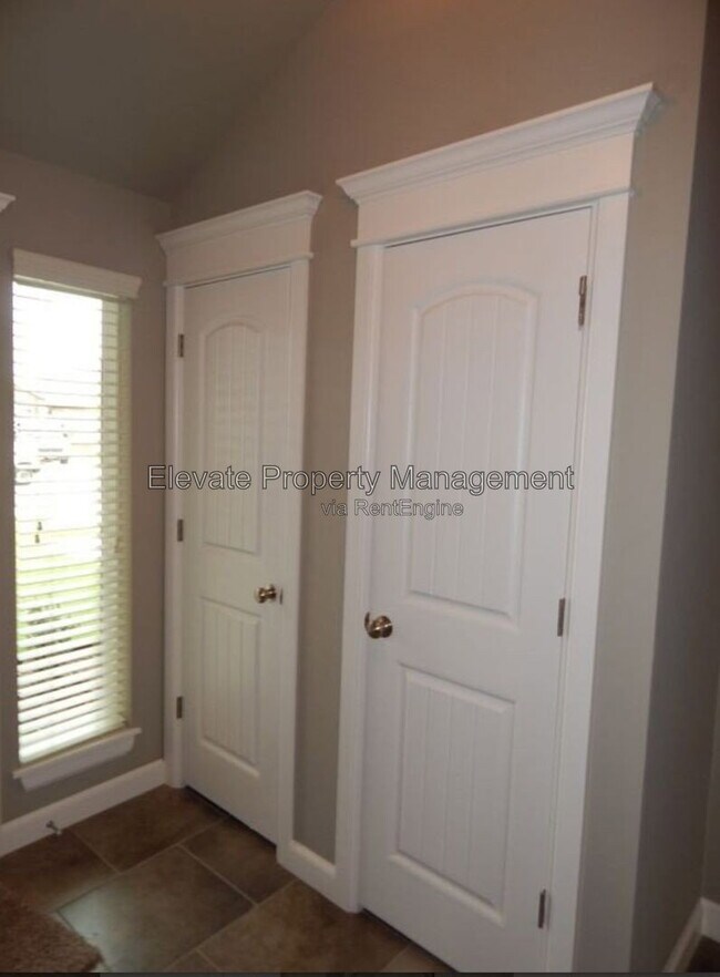 Building Photo - 2210 Starwood Wy