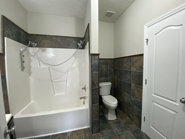 Building Photo - 109 Canyon Ct