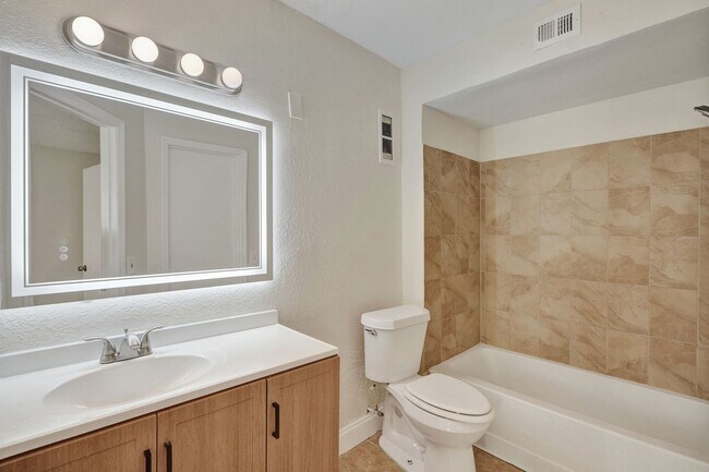 Building Photo - Remodeled 2 Bedroom / 2 Bathroom Condo with Lake View – Great Location