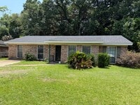 Building Photo - 702 Ynestra Dr