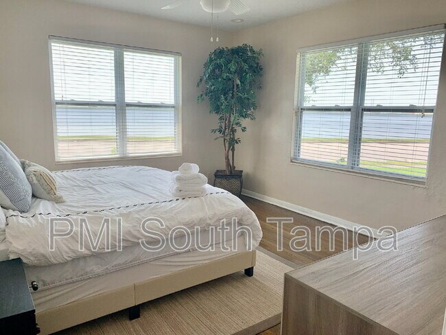 Building Photo - 701 S 26th St