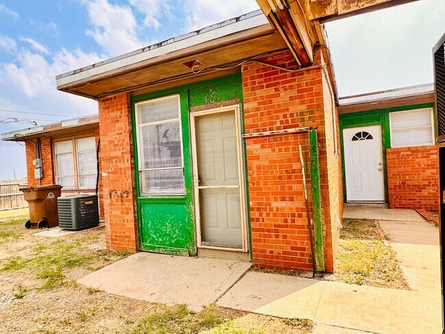 Building Photo - 2523 Dow Dr
