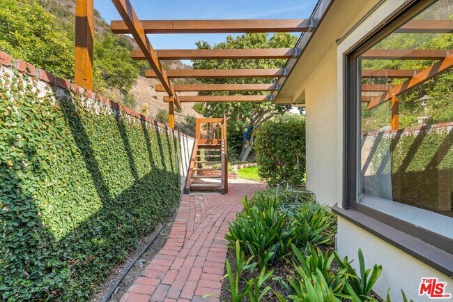 Building Photo - 5942 Paseo Cyn Dr