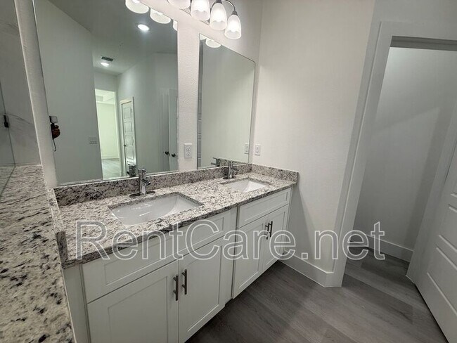 Building Photo - 10034 N Darwin Way