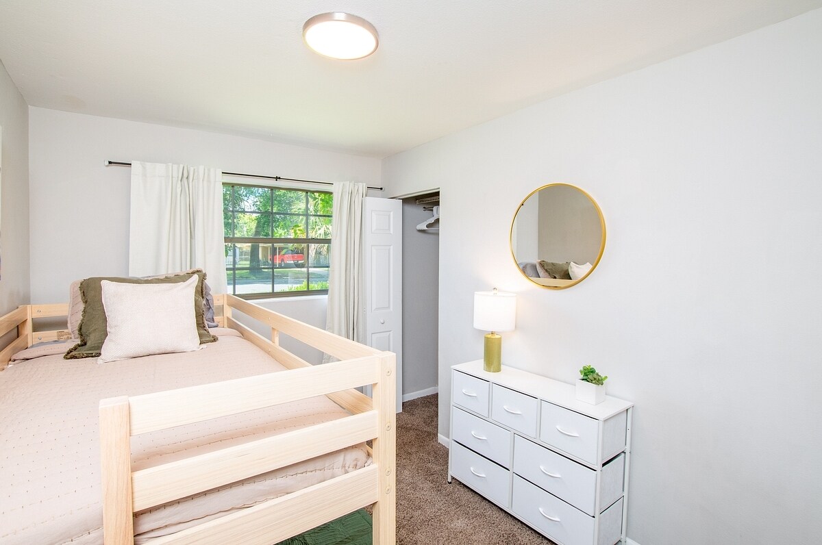 Building Photo - 2233 La Valle Dr