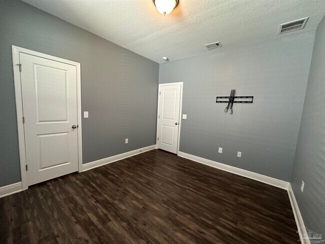 Building Photo - 841 Oak Aly