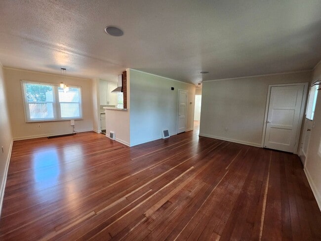 Building Photo - Location, Location - 2 blocks from Columbi...