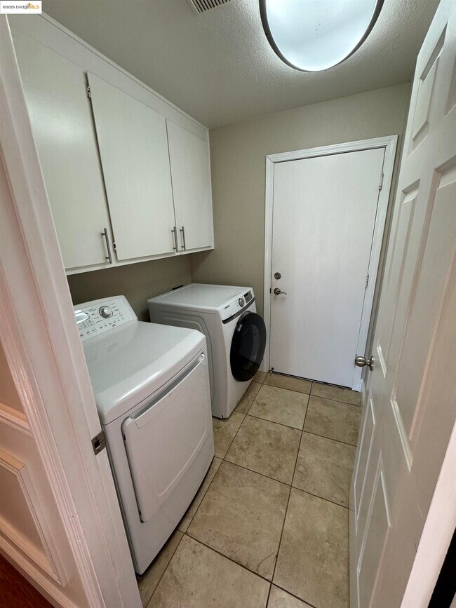 Building Photo - 4507 Cove Ln