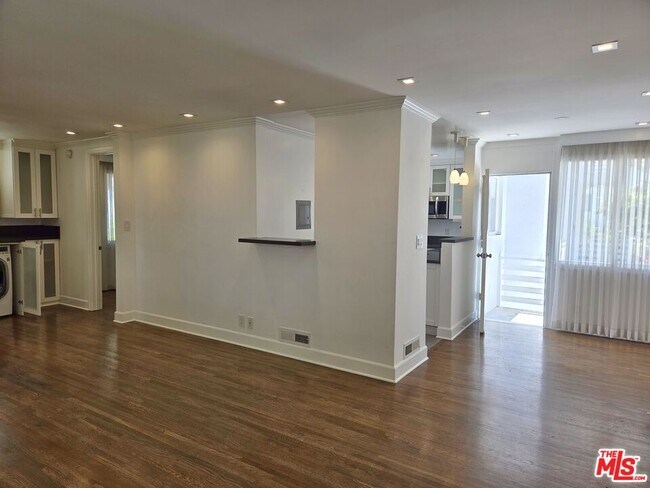Building Photo - 130 San Vicente Blvd