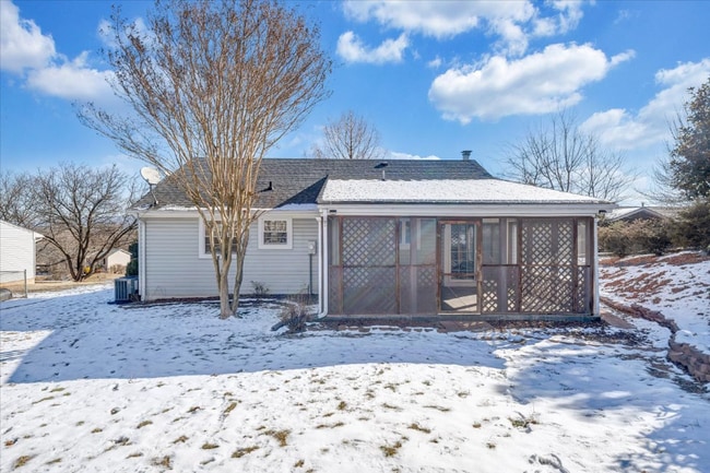 Building Photo - 518 Hillview Dr