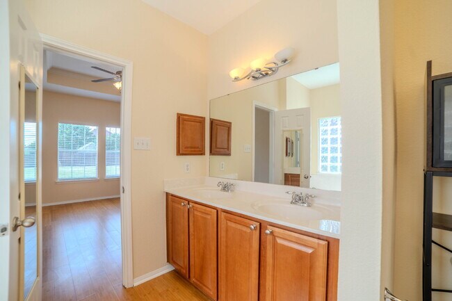 Building Photo - "Spacious 4-Bedroom Retreat with 2.5 Baths...