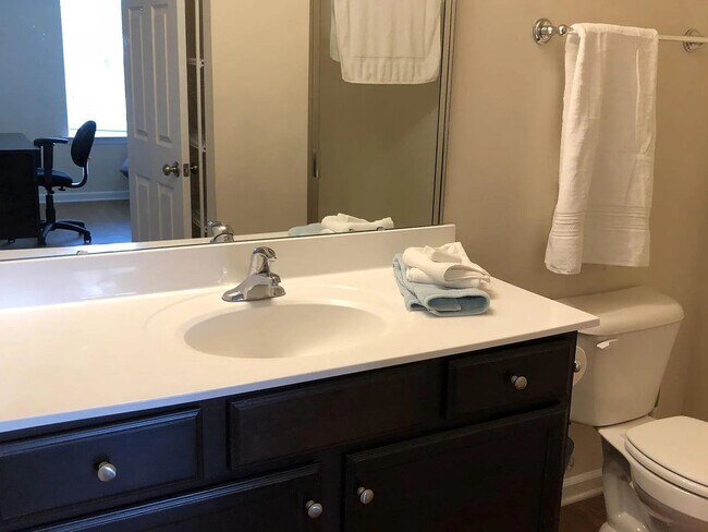 Building Photo - Contemporary 3BD/3.5 BA townhome available near NCSU – Furnished or Unfurnished option offered!