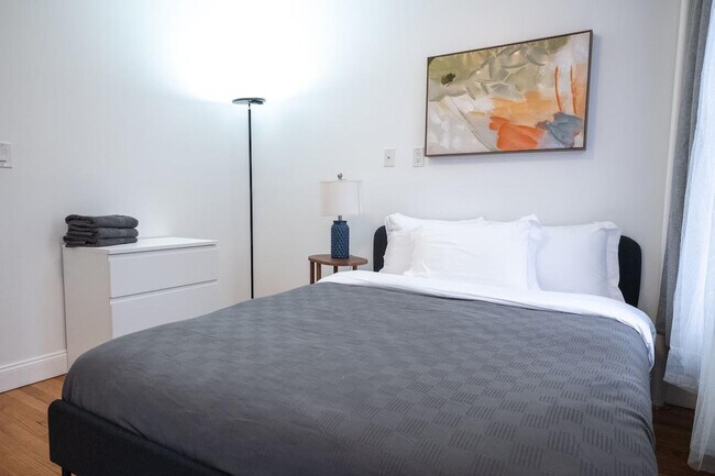 Building Photo - 302 E 104th St