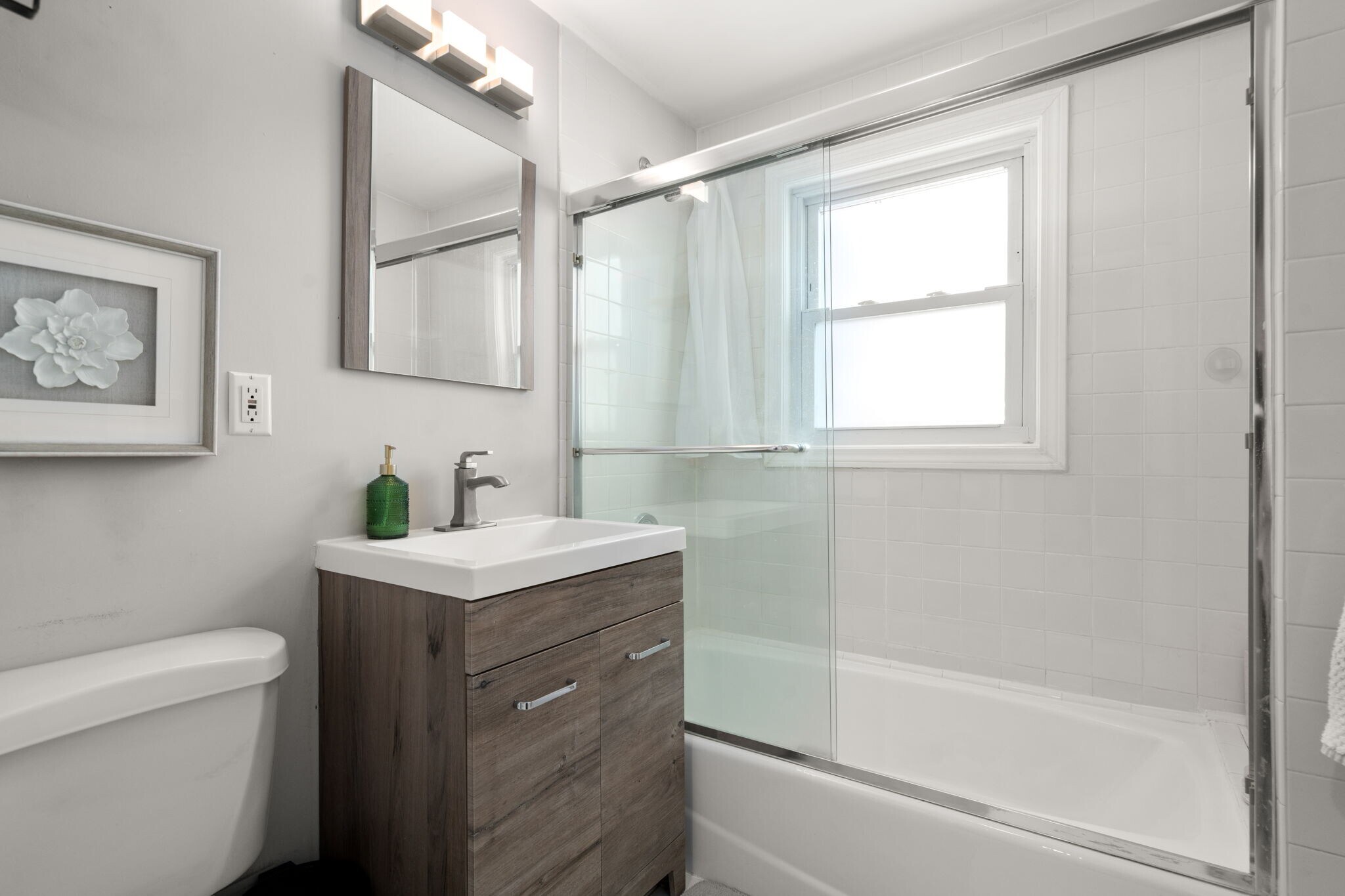 Downstairs Bath - 21 Glenley Ter