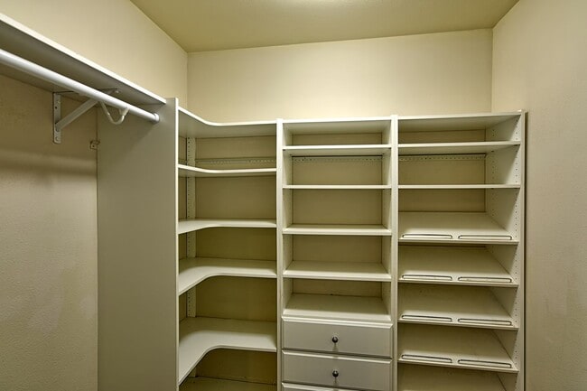 Building Photo - Spacious Craftsman Style Home - Pet Friendly!