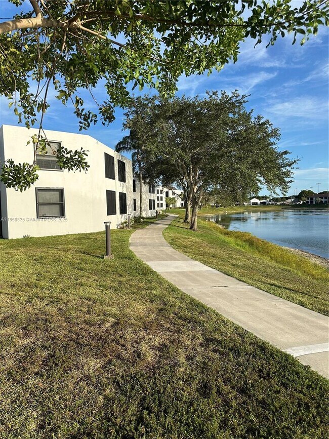 Building Photo - 214 Lake Pointe Dr