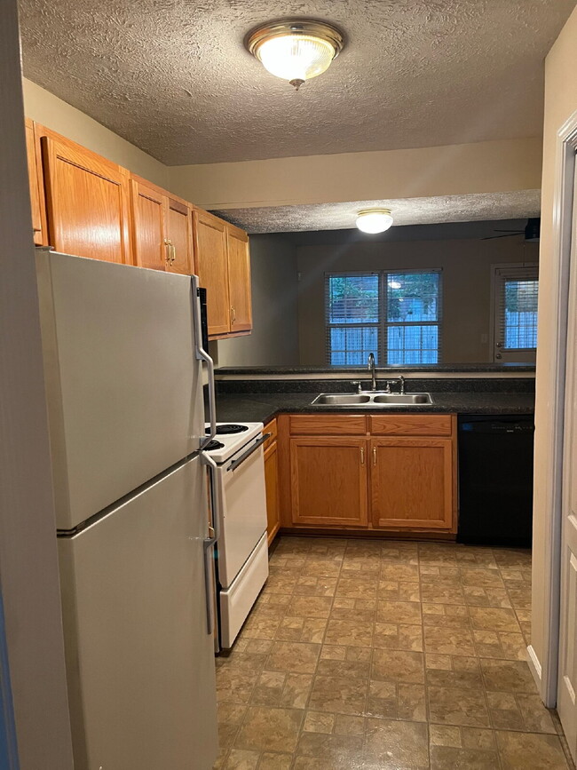 Building Photo - "Charming 2-Bedroom Townhouse with 2.5 Baths in Murfreesboro – Spacious 1,290 Sq Ft Living!"