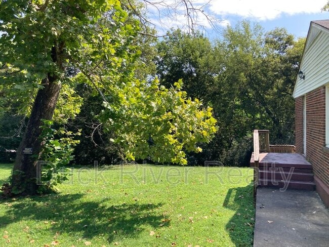 Building Photo - 206 Lee Dr