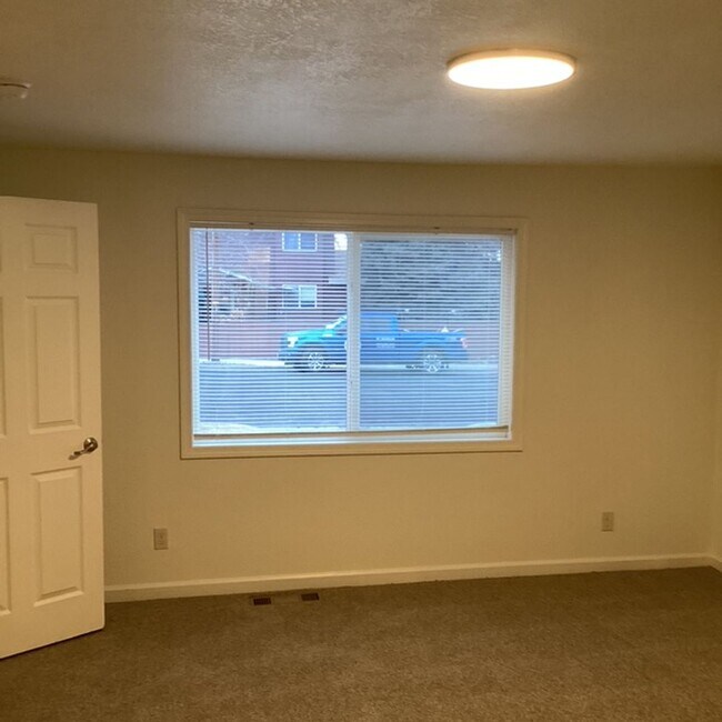 Building Photo - 1444 NW Canyon Dr