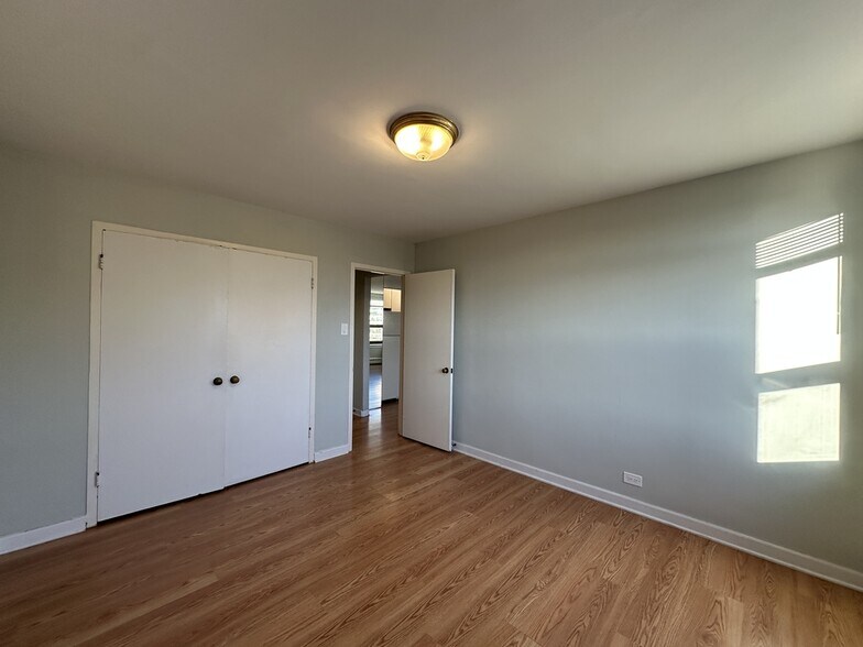 Building Photo - 450 W Wellington Ave